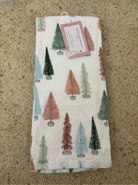 NWT Set of 2 Christmas Kitchen Towels